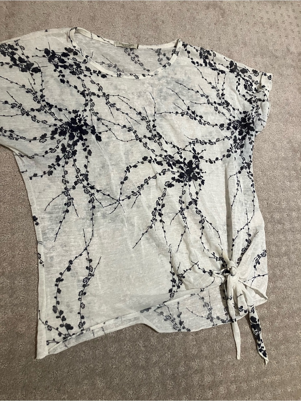 Senzatempo Lightweight White Floral Tie-Hem Women’s Top. Linen blend
